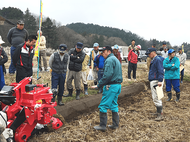 畦塗り機の実演風景